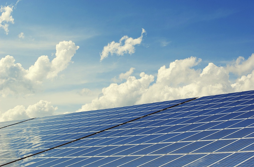 Waarom je in Nederland steeds meer zonnepanelen op daken ziet