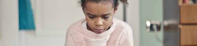 Hoe kun je meekijken op de telefoon van je kind?