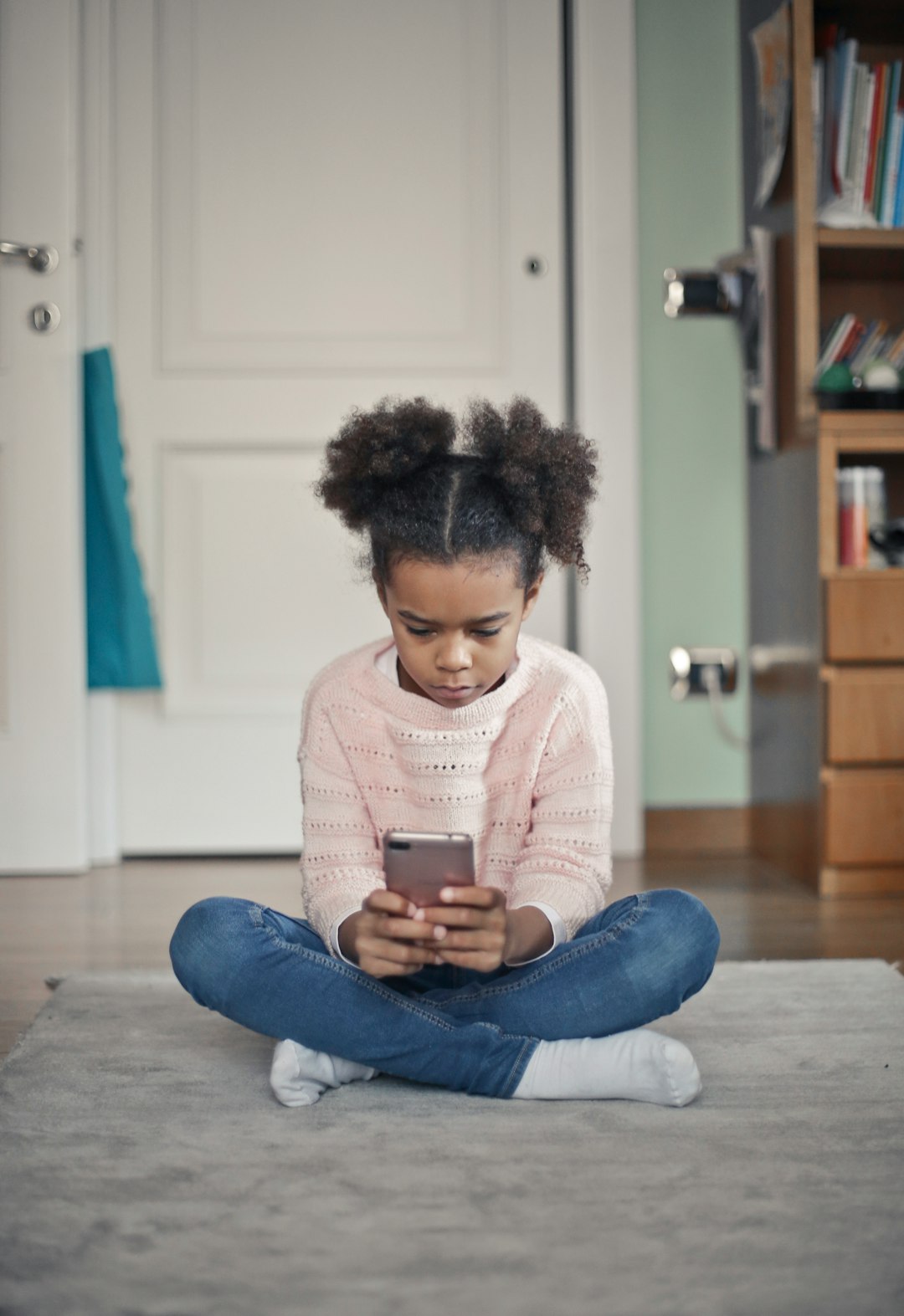 Hoe kun je meekijken op de telefoon van je kind?